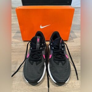 NIB women’s Nike downshifter sneakers